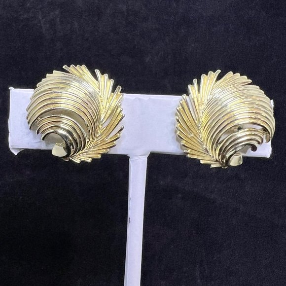 Lisner Jewelry - Vintage Lisner Gold Tone Feather Clip On Earrings (3189)